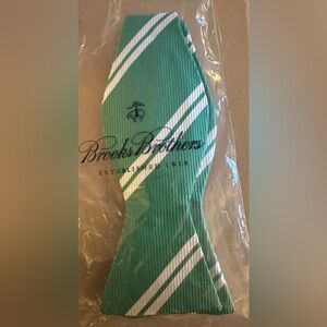 NWT NIB NEW Brooks Brothers Green White Bias Stripes Silk Bow Tie Adjustable HTF